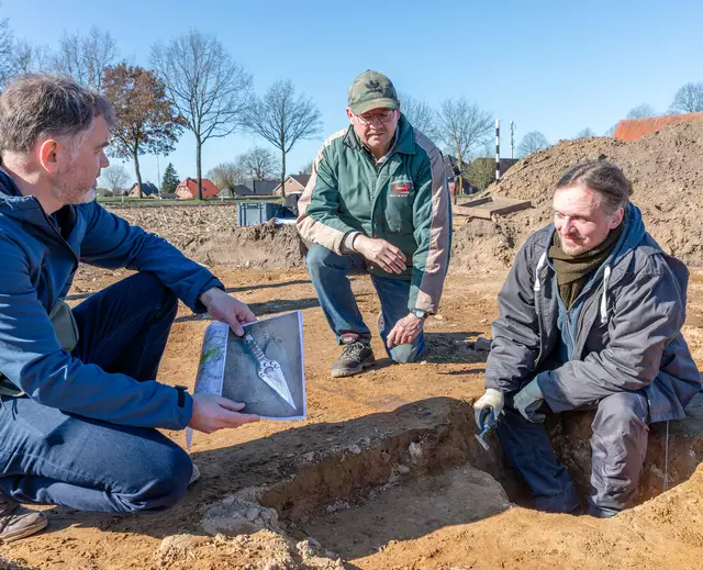 So könnten die Dolche im Original ausgesehen haben: Kreisarchäologe Daniel Nösler, Sondengänger Frank Hoferichter und Professor Tobias Mörtz (v. li.)  an der Fundstelle bei Kutenholz | Foto: Christian Schmidt/LK Stade