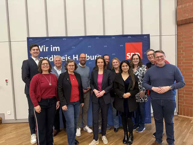 Auf der Versammlung: SPD-Unterbezirksvorsitzende Svenja Stadler (Mi.) mit ihren Stellvertretern Frithjof Brandt (links von ihr) und Dr. Marcel du Moulin (re.) | Foto: Rebekka Macht