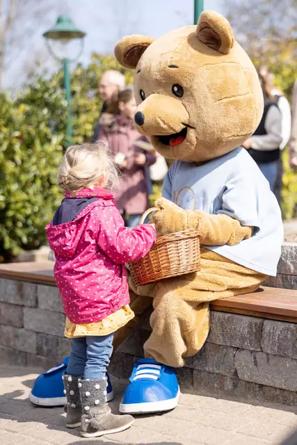 Beliebt bei Klein und Groß: Wildpark-Maskottchen Willi Wildpark verteilt kleine Oster-Naschereien | Foto: Wildpark Lüneburger Heide