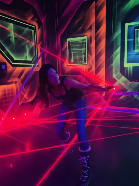Hier ist Körpergefühl gefragt: Action im Laser Maze des Adventure Districts  | Foto: Adventure District