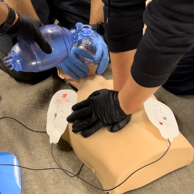 Dank einer großzügigen Spende des Lions Clubs Buxtehude erhielt die Feuerwehr eine Trainingspuppe für realitätsnahe Wiederbelebungsübungen | Foto: Feuerwehr Moisburg