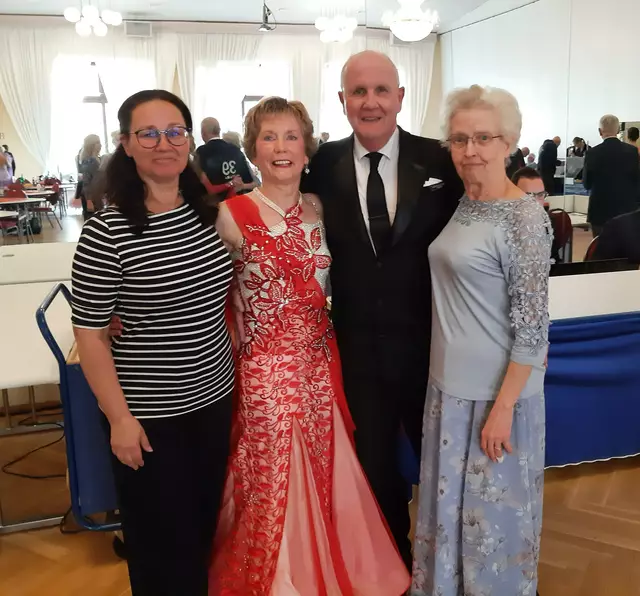 Das erfolgreiche Winsener Tanzpaar Joachim und Renate Knieps (Mitte) sowie Trainerin Christine Heitmann (li.) und Sportwartin Gisela Kühl (re.) | Foto: 1. TCW