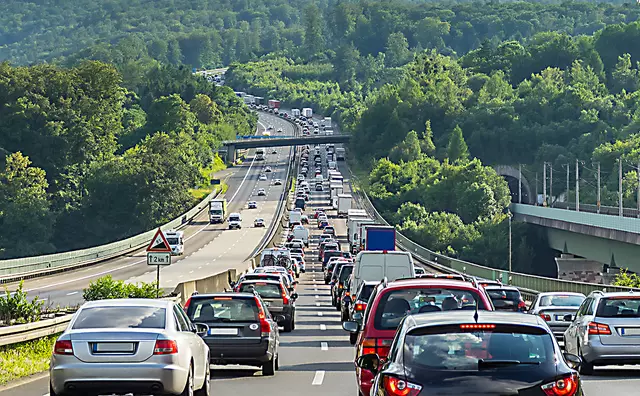 Stau auf der Urlaubsreise kann die Laune senken | Foto: @adobestock / Timsiegbert Batcam