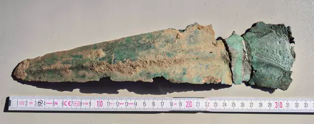 Archäologieprofessor Mörtz und sein Team haben die jüngsten Funde mit denen von 2017 im Hamburger Institut zusammengesetzt: Klinge und Mittelteil sind aus Bronze. Der hölzerne Griff ist nicht erhalten | Foto: Universität Hamburg