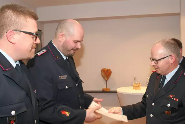 Gemeindebrandmeister Arnd König (re.) befördert Steffen Merkel zum Löschmeister | Foto: Stefan Braun / FFW