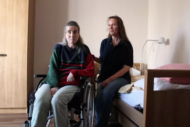 Gudrun Simon (li.) kann nicht zurück nach Hause. Ihre Tochter weiß nicht, wie sie das Senioren-Zentrum weiter bezahlen soll | Foto: ab
