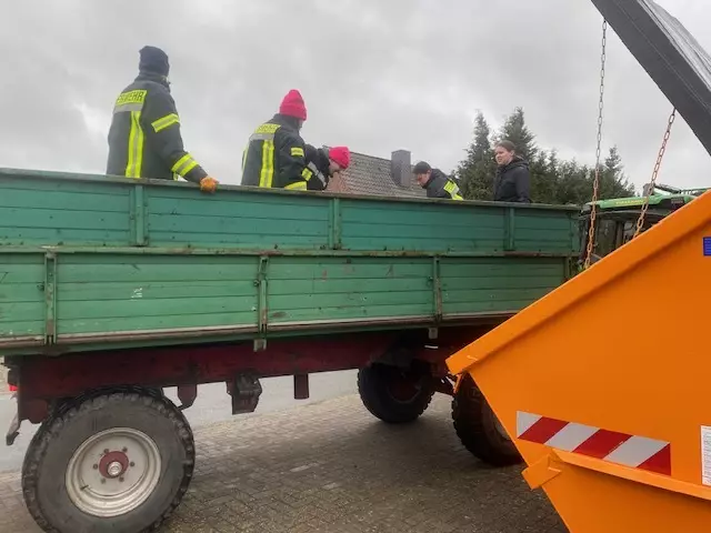 Fleißige Helferinnen und Helfer, örtliche Bauern stellten ihr Gefährt | Foto: Schlichtmann