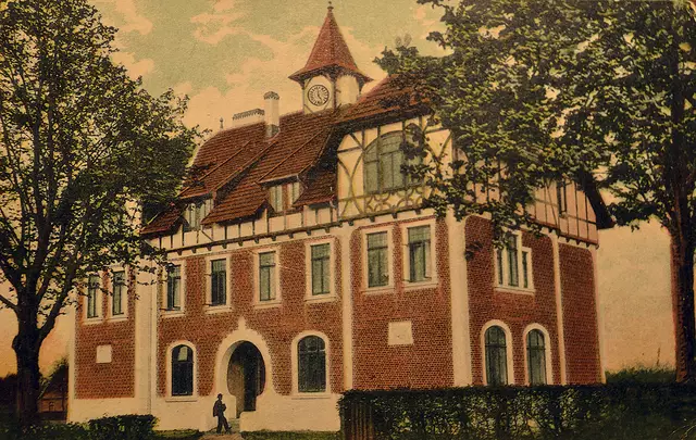Eine alte Postkarte mit der früheren Landwirtschaftsschule, als es noch den Turm mit der Uhr gab, die ehemalige Schüler der Schule geschenkt hatten | Foto: Archiv Klaus Rose