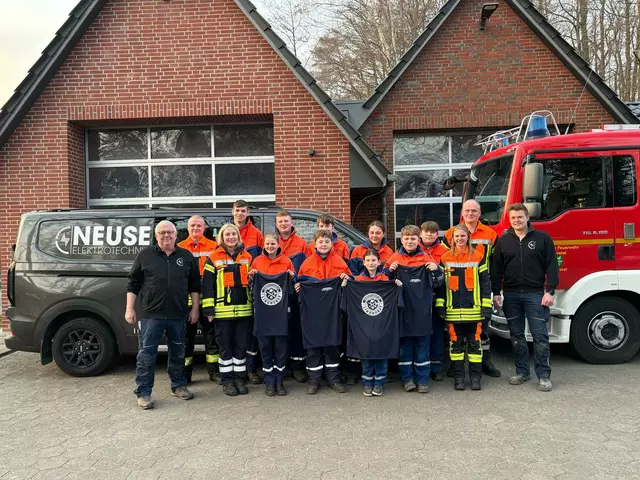 Die Jugendlichen der Jugendfeuerwehr Lindhorst freuen sich gemeinsam mit den Spendern Heino Neuse (li.) und Jannik Neuse (re.) sowie der Jugendwartin Annika Neuse (3. v. l.) und ihrem Stellvertreter Ole Wetzel (2. v. l.). | Foto: Feuerwehr Seevetal