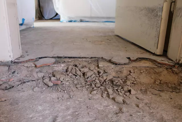 Der Übergang vom Eingangsbereich, wo noch der Estrich fehlt, zur Küche: Barrierefreiheit sieht anders aus | Foto: ab