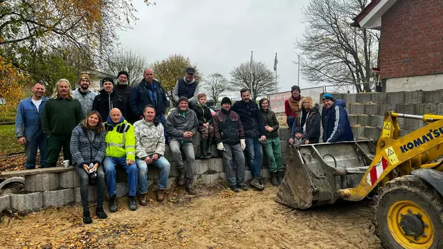 Jung und Alt haben bei dem Anbau mitgeholfen | Foto: ig