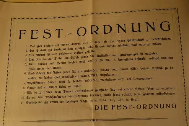 Die damaligen Landwirtschaftsschüler bewiesen vielfach Humor - wie hier bei der Fest-Ordnung zum Jubiläum -  | Foto: Archiv Klaus Rose / bim