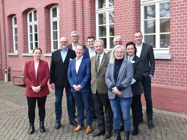  Der Herrenmeister des Johanniterordens, Dr. Oskar Prinz von Preußen (2. v. re. in der ersten Reihe) und die übrigen Besucher waren beeindruckt von der Entwicklung der Pflegeeinrichtungen in Salzhausen | Foto: Johanniter