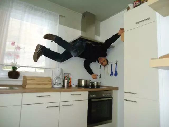 Von der Abzugshaube angesaugt oder optische Illusion? Im Verrückten Haus Bispingen erfahren Besucher die Antwort | Foto: Das Verrückte Haus