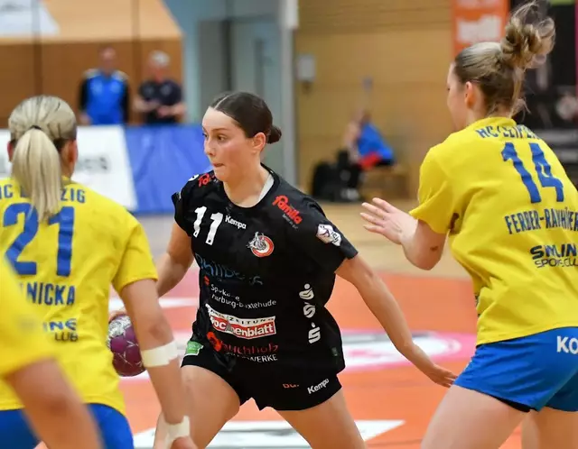 Marla Mathwig (Mitte, insgesamt 5 Tore) von den "Luchsen" behauptet in dieser Szene den Ball gegen zwei Leipziger Gegenspielerinnen | Foto:  Stefan Michaelis