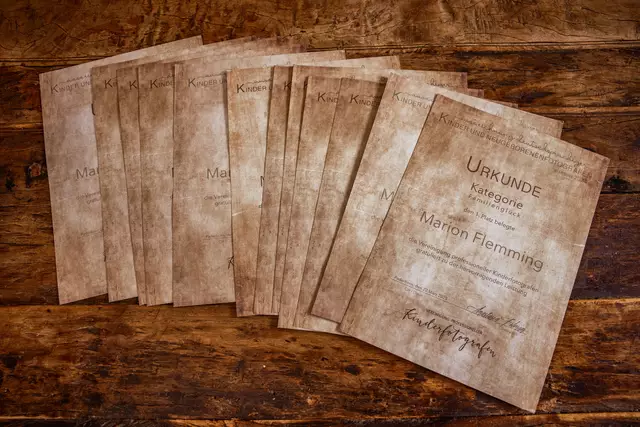 Alle zwölf Urkunden, mit denen die Fotos von Flemming ausgezeichnet wurden | Foto: Marion Flemming