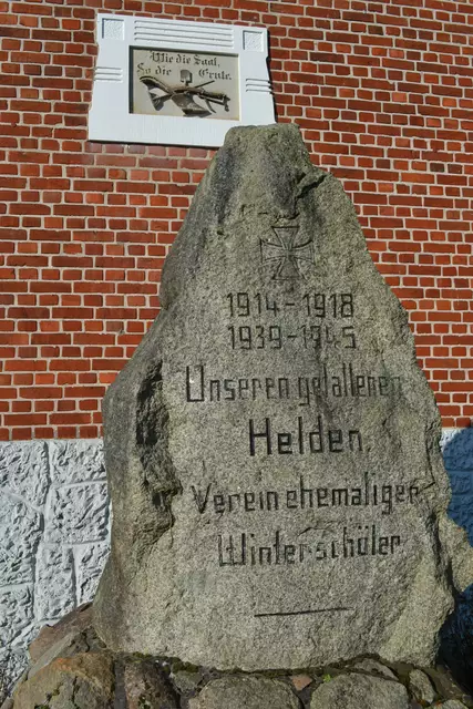 Der Gedenkstein vor dem Rathaus, mit dem an die in den Weltkriegen gefallenen Winterschüler erinnert wird | Foto: Archiv Klaus Rose / bim