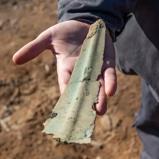 So alt wie die Himmelsscheibe von Nebra: eine der in Kutenholz gefundenen Bronzeklingen | Foto: Christian Schmidt/LK Stade