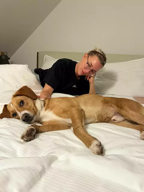 Kimi durfte auf seiner Deutschlandreise bereits einen Tag früher zum Team von Strays of Streets - und sogar mit im Bett schlafen | Foto: Strays of Streets