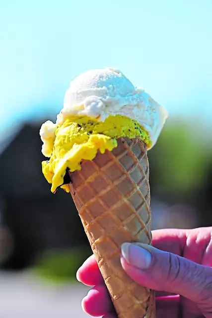Eisgenuss in der Sonne - so schmeckt der Frühling | Foto: Hartmut Abraham, Buchholz