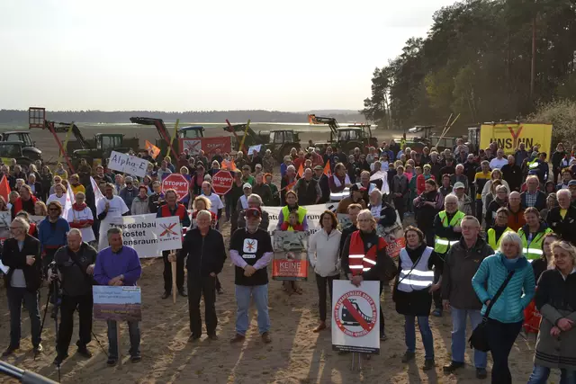Seit zehn Jahren protestieren zahlreiche Bürgerinnen und Bürger aus dem Landkreis Harburg immer wieder gegen den Neubau einer Bahntrasse an der A7 - einst als Y-Trasse bezeichnet - ,wie hier 2019 in Evendorf | Foto: bim