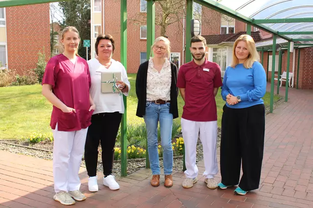 Die Norwegerin Linnea (v.li.) mit Einrichtungsleitung Magdalena Schmilinski, BBS-Lehrerin Stefanie Sethe, dem angehenden Pflegeassistenten Zaid Aldibo und Pflegedienstleiterin Alina Behring | Foto: pau