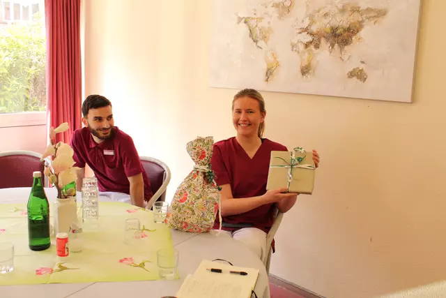 Kleine Geschenke erhalten die Freundschaft: Zum Abschied tauschen Linnea und das Team Geschenke aus. Ihr Besuch war für alle ein Erfolg. | Foto: pau