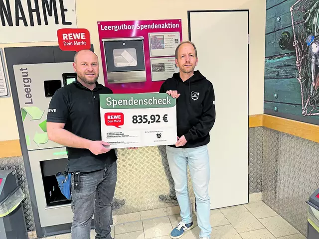 Bei der Spendenübergabe: Vitalij Geter (li.), geschäftsführender Gesellschafter des REWE-Markts Holm-Seppensen, und Henrik Behrndt, Vorsitzender SV Holm-Seppensen | Foto: SV Holm-Seppensen