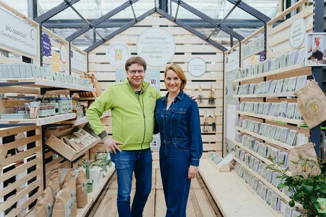 Carsten Matthies, Inhaber des Gartenfachzentrums Matthies, mit der Unternehmerin Judith Rakers vor ihrer Lesung | Foto: Jukers Media and More GmbH