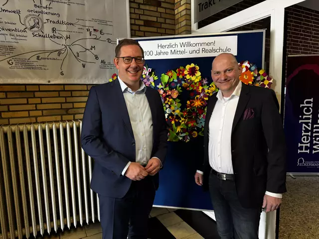 Auch Marco Hartrich (li., Staatssekretär im Niedersächsischen Kultusministerium) gratulierte Schulleiter Andreas Neises zum 100-jährigen Jubiläum der Johann-Peter-Eckermann-Realschule in Winsen | Foto: cku