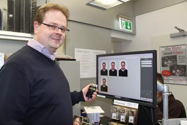 Claus Duderstadt zeigt, wie das Bild verschlüsselt an den Bundesserver übertragen wird | Foto: sb