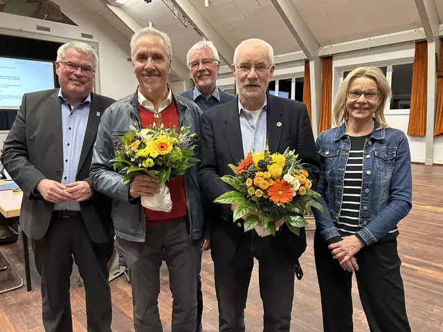 Verabschiedung der Schiedsleute nach ihrer zehnjährigen Amtszeit (v. li.): Bürgermeister Matthias Riel, der bisherige Schiedsmann Thomas Linder, dessen Stellvertreter Claus-Peter Witt und Teamleiterin Anja Blieffert. Im Hintergrund der Ratsvorsitzende Klaus Hubert | Foto: Gemeinde Jork