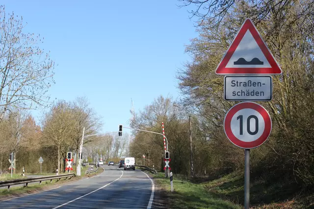 Am Bahnübergang der L111 gilt seit rund zwei Wochen ein Tempolimit von 10 km/h | Foto: sb