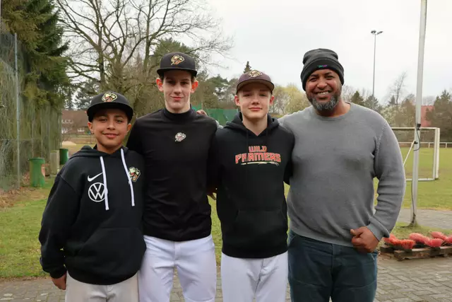 Zur Reisegruppe der Wild Farmers Dohren mit (v. li.): Keylen Fernandez Ruiz, Jonas Danford, Matthes Schwarcke und Trainer Pedro Fernandez Ruiz gehört noch Henry Weippert (nicht auf dem Foto)  | Foto: cc
