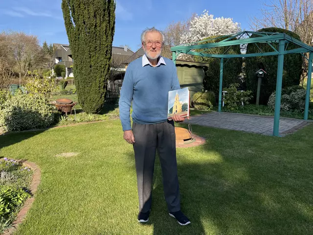 Der Fleestedter hält ein Buch seiner ehemaligen Heimat (Glogowatz, Rumänien) in den Händen | Foto: sra