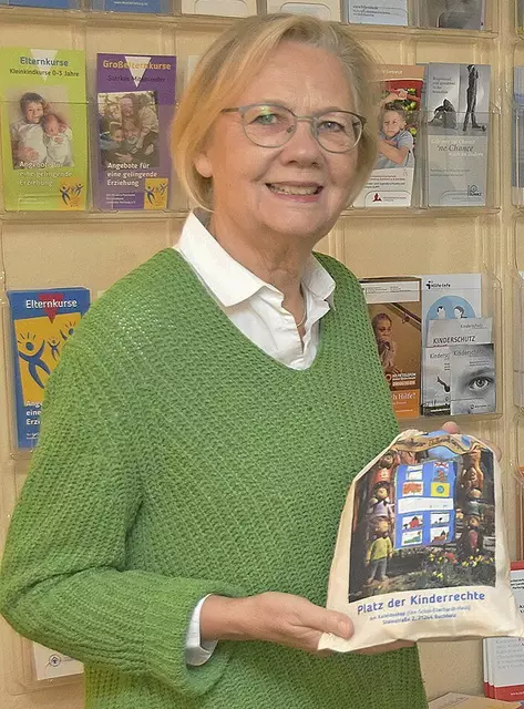 Hedwig Oberbeck mit dem Turnbeutel für Kinder | Foto: Axel-Holger Haase