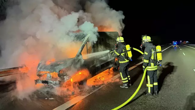 Der Transporter hatte Feuer gefangen, der Fahrer konnte noch rechtzeitig das Fahrzeug verlassen | Foto: Feuerwehr