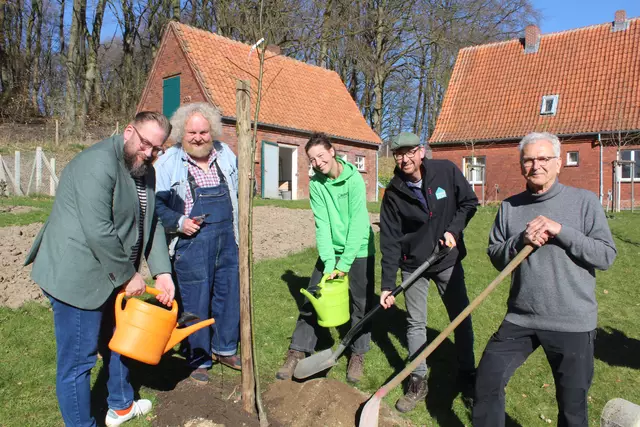 Packen mit an: Museumsdirektor Stefan Zimmermann (v.li.), Experte Eckart Brandt, BUND-Projektleiterin Nora Kolter, Museumsgärtner Matthias Schuh und Ulrich Kubina, Projektleiter Norddeutsche Apfeltage | Foto: pm