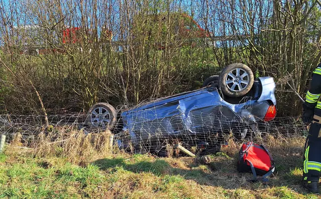 Der Pkw überschlug sich auf der BAB A261 | Foto: FF Leversen-Sieversen
