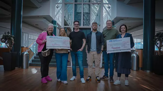 Die Band ChildHood übergibt die Checks an Sandra Schlabbach (v.li.) und Janine Ratai von KidsAnker und Christine Thom-Forde (re.) von Flügelchen-Nester e.V. | Foto: ChildHood