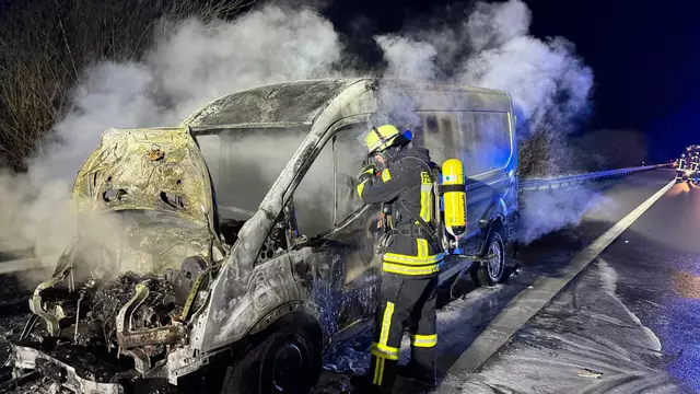 Kleintransporter brennt auf der A26 bei Horneburg – am Wagen entstand ein Totalschaden | Foto: Feuerwehr