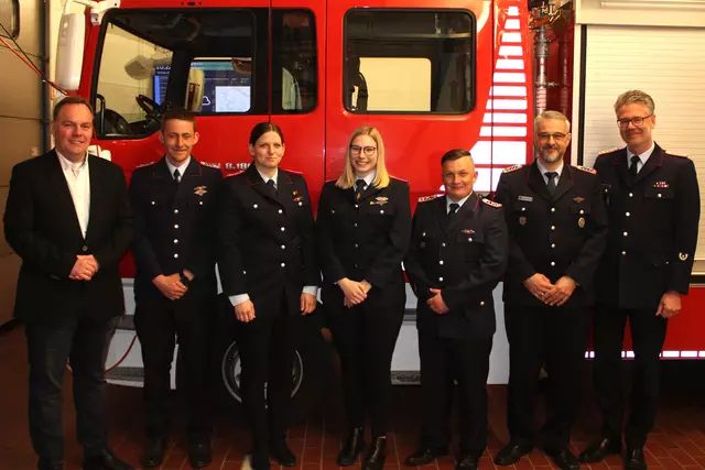 Bürgermeister André Wiese (v. li.), Björn Dietschmann, Sandra Ilchmann, Leonie Fahlbusch, Jan Hendrik Rau, Stephan Noweck und Stadtbrandmeister Uwe Ehlers loben die Jugendarbeit der Feuerwehren in Winsen | Foto: Burkhard Giese