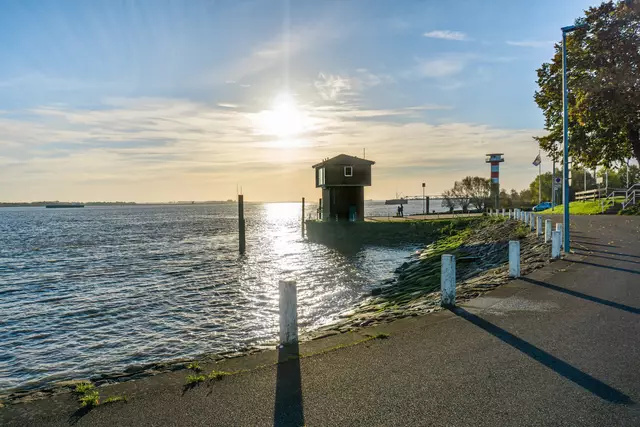 Ein Blick über die Elbe am Anleger Stadersand zur Abendsonne. | Foto: STADE Marketing und Tourismus GmbH