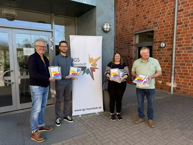 Bei der Übergabe der iPads an der IGS Hanstedt (v. li.): Schuldirektor Dr. Andreas Bertow , Gernot Rosenstock, IT-Beauftragter der IGS, sowie Nicole Daedler und Dirk Beining vom Schulverein | Foto: Petra Homann