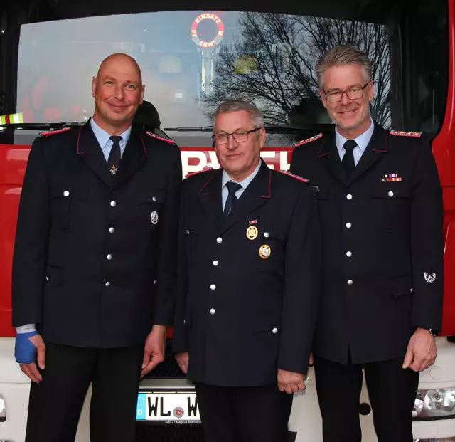 Ortsbrandmeister Martin Herre (v. li) mit Jubilar Reiner Tödter und Stadtbrandmeister Uwe Ehlers | Foto: FF Sangenstedt