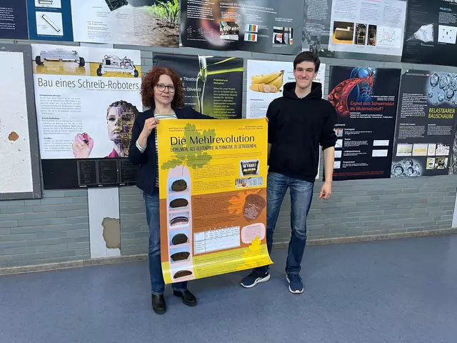 Mathe- und Physiklehrerin Eva Freund ist stolz auf ihre Schüler, Matthias Schuback, und sein Jugend forscht Projekt | Foto: Sandra Polenz
