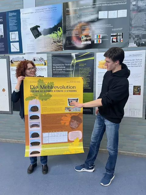 Matthias (rechts) erklärt Lehrerin Eva Freund (links) wie das Eichelmehl entsteht | Foto: Sandra Polenz