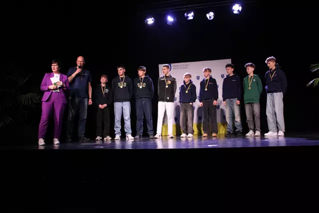 Gymnasium Buxtehude Süd: Gold für Jugend trainiert für Olympia mit Lehrer Karsten von Eitzen (3,. v. li.) - Landesmeister Niedersachsen