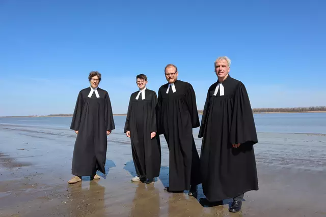 Die Pastoren Christian Kurzewitz (v.li.), Tobias Grotefend, Jan Wutkewicz und Wilfried Behr am Elbstrand in Abbenfleth | Foto: Jan Wutkewicz