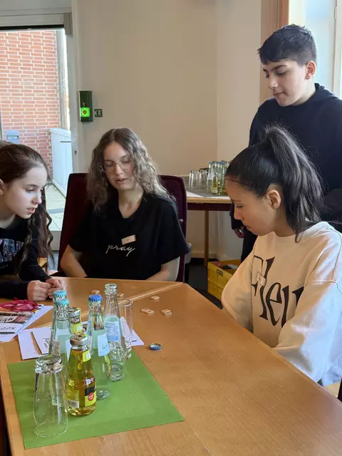 Ailicia, Zoe, Alexander, Alessia suchen das Lösungswort | Foto: Gemeinde Seevetal